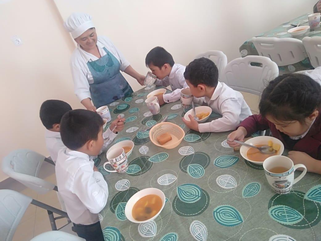 Мектеп асханасында тамақтану сәті