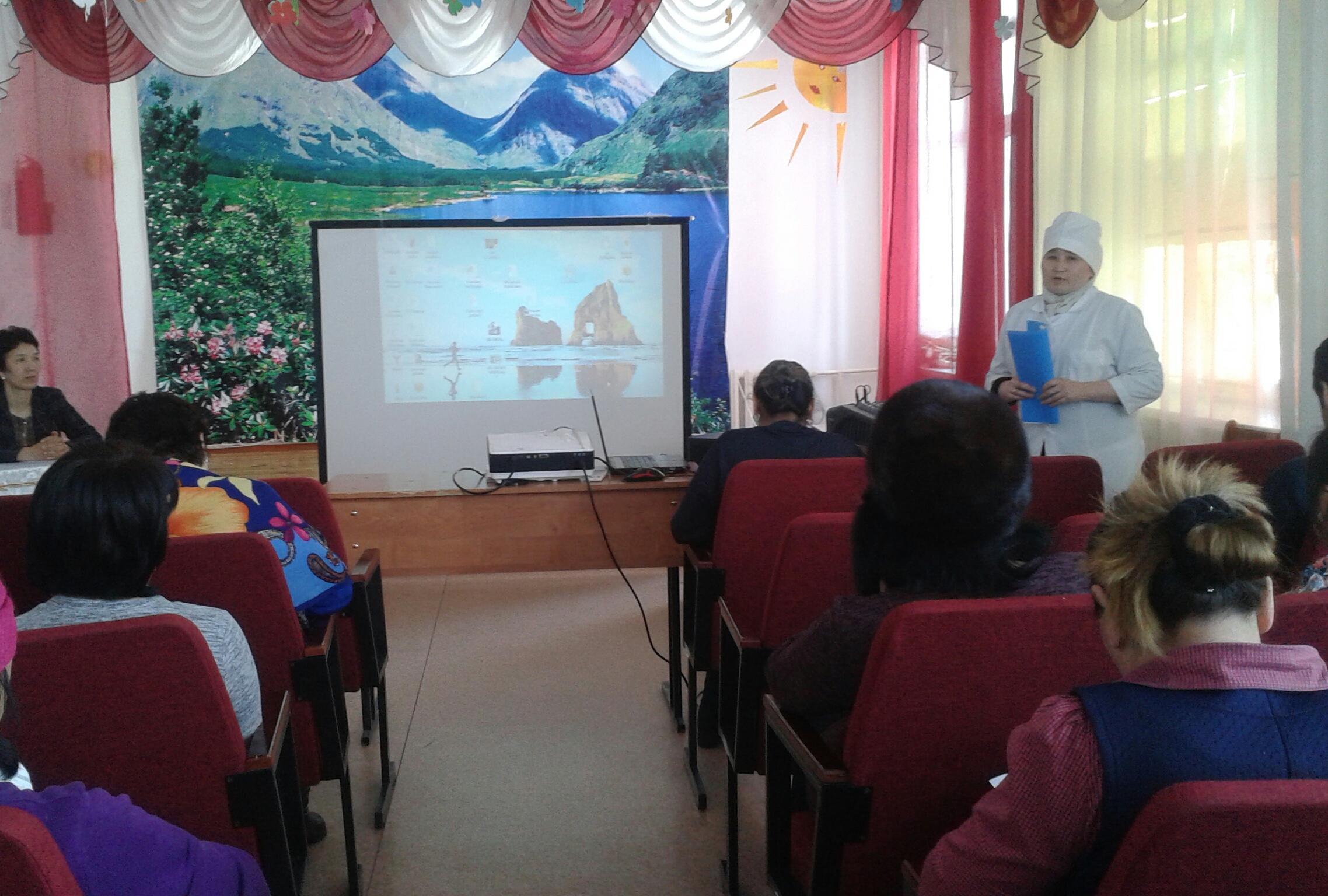 Мектеп медбикесі тазалық жайлы жиналыс өткізу сәті