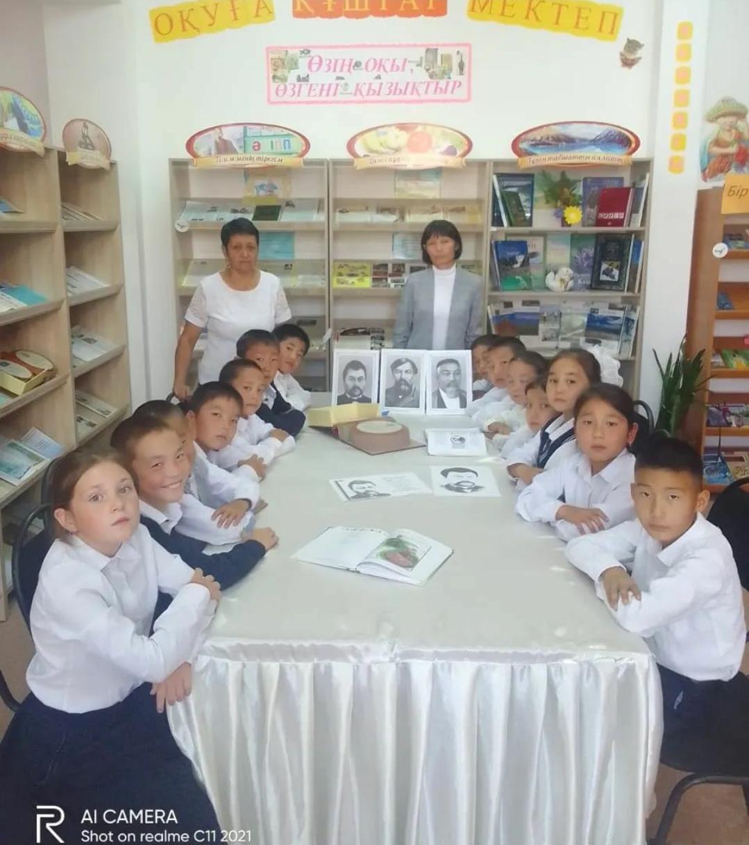 3-сынып жетекшісімен мектеп кітапханашысы біріге отырып дөңгелек үстел жүргізу сәті