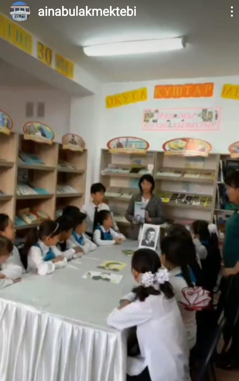Мектеп кітапханашысы оқушылармен дөңгелек үстел өткізі барысы