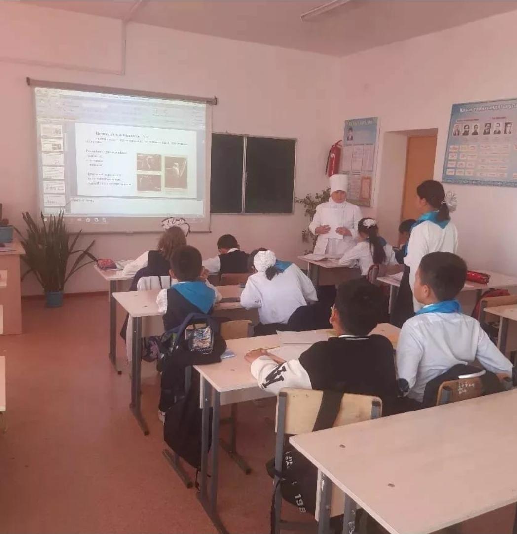 Мектеп медбикесі оқушылармен санитарлық талаптар жайлы түсіндірме жұмыстарын жүргізуде