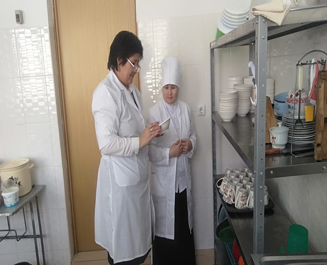 Мектеп асханасындағы ыдыстың сапасын тексеру барысы