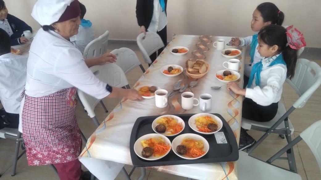 Мектеп аспазшысының оқушыларға тамақ беру барысы