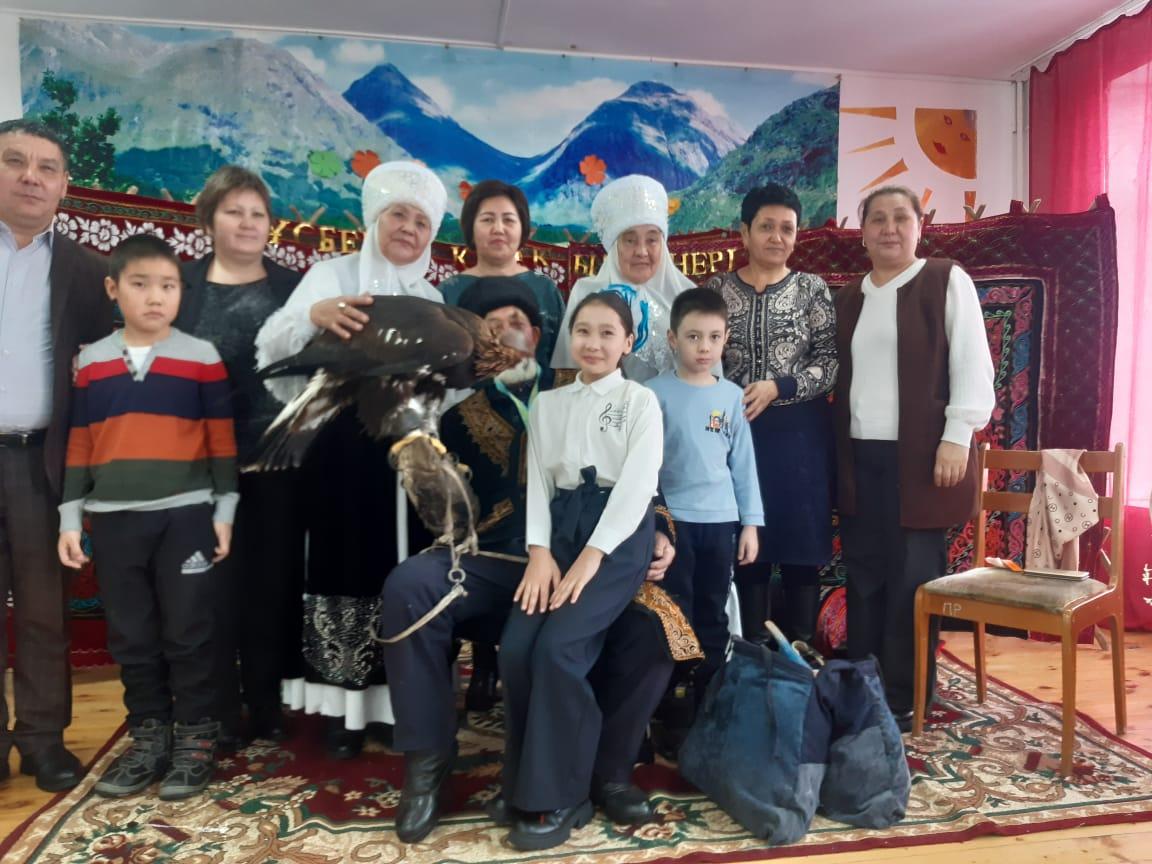 Оқушылардың бүркітші атамен кездесуі